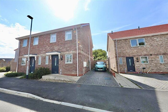 3 Bedroom Semi-Detached House For Sale In Howell Park, HU12
