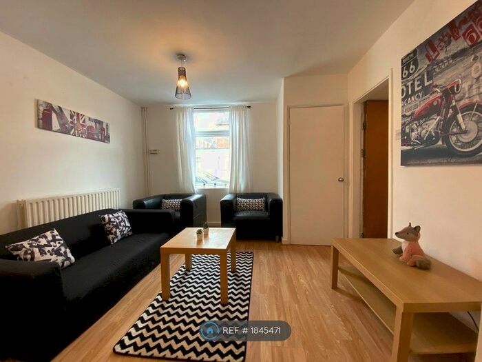 2 Bedroom Flat To Rent In Fosse Road North, Leicester, LE3