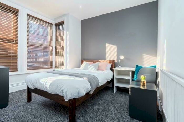 7 Bedroom Terraced House To Rent In Manor Drive, Hyde Park, Leeds, LS6