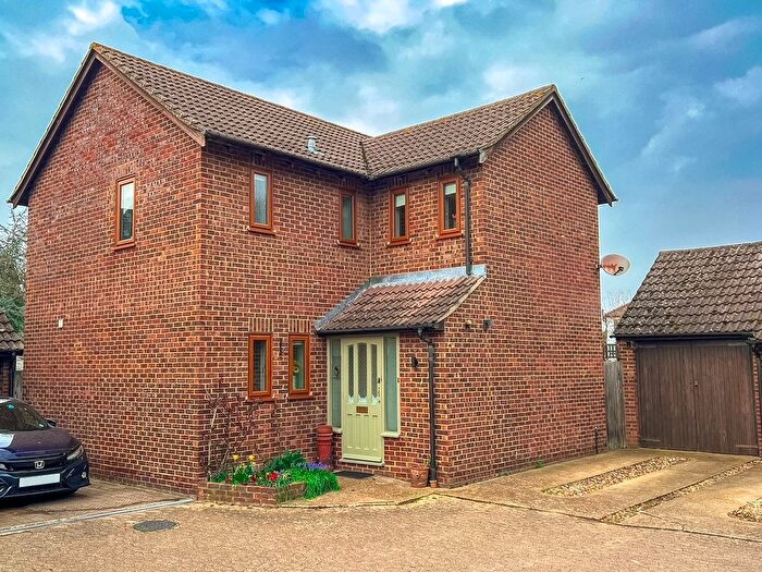 1 Bedroom Detached House For Sale In Churchfields, West Molesey, KT8