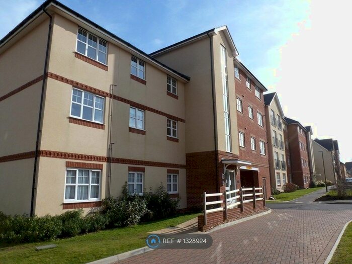 2 Bedroom Flat To Rent In The Butts, Wick, Littlehampton BN17