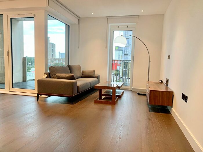 2 Bedroom Flat To Rent In Fountain Park Way, London, W12