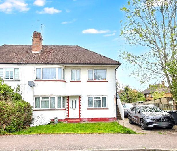 2 Bedroom Maisonette For Sale In Eldon Avenue, Borehamwood, WD6
