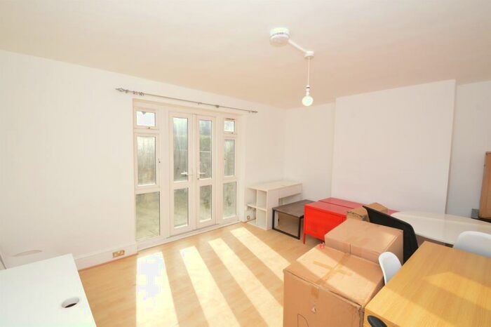 3 Bedroom Apartment To Rent In Evelyn Walk, London, N1
