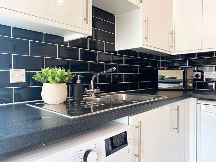 5 Bedroom Flat To Rent In Dicksonfield, Edinburgh, EH7