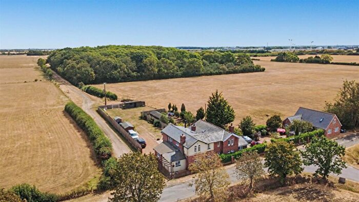 4 Bedroom Semi-Detached House For Sale In Fayway, Clopton, NN14