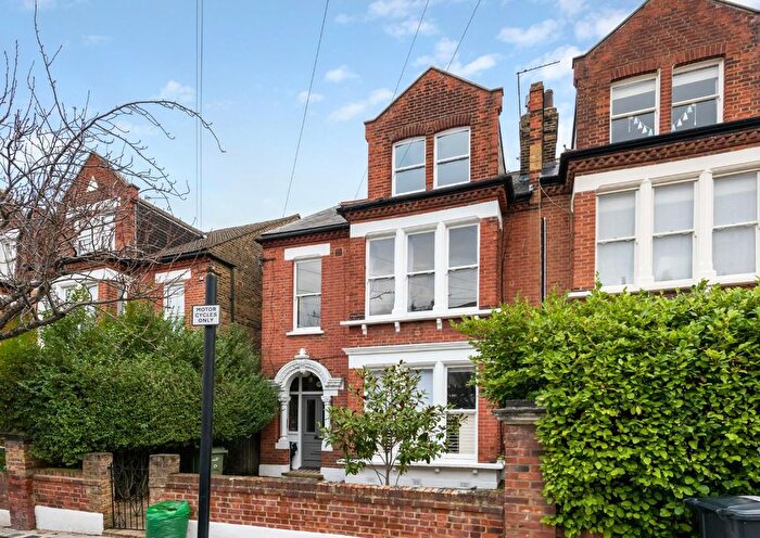 2 Bedroom Flat To Rent In Elms Road, London, SW4