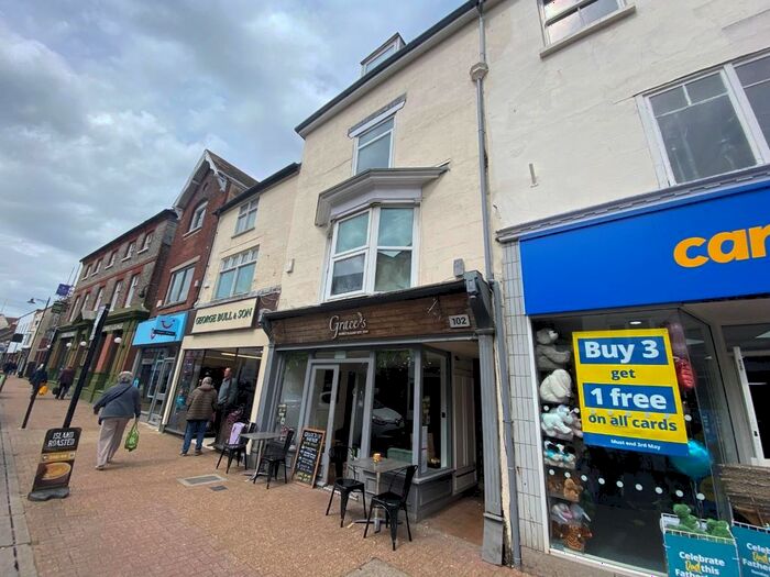 2 Bedroom Flat To Rent In High Street, Newport, PO30