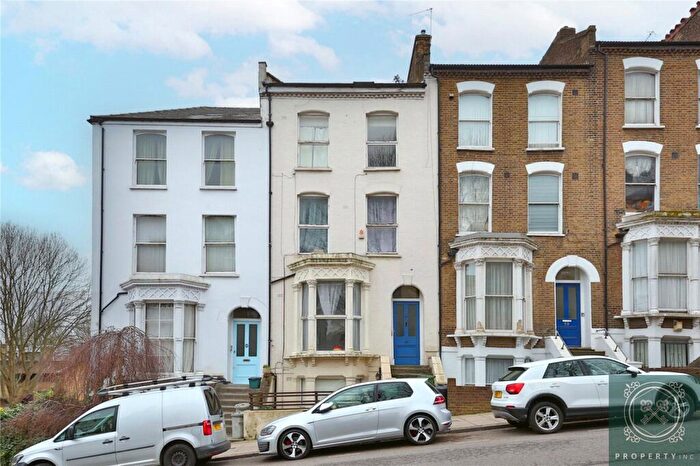 3 Bedroom Apartment For Sale In Hazelville Road, London, N19
