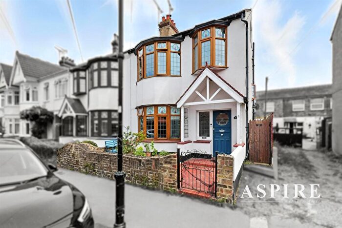 4 Bedroom End Of Terrace House For Sale In Cliffsea Grove, Leigh-on-sea, Southend-on-sea, SS9