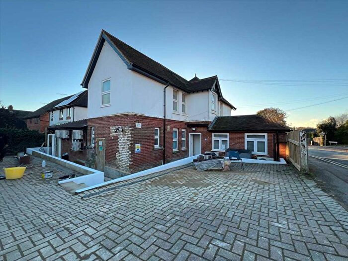 2 Bedroom Flat To Rent In Faversham Road, Kennington, TN24