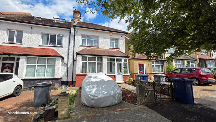 3 Bedroom End Of Terrace House For Sale In Horsham Avenue, Finchley, N12