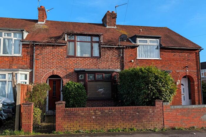 3 Bedroom Terraced House For Sale In Crescent Road, Fareham, PO16