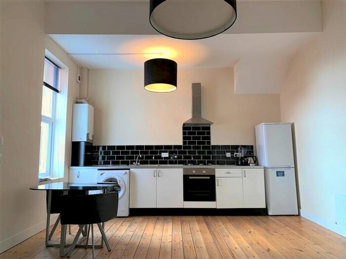 3 Bedroom Flat To Rent In Heaton Road, Heaton, Newcastle Upon Tyne, NE6