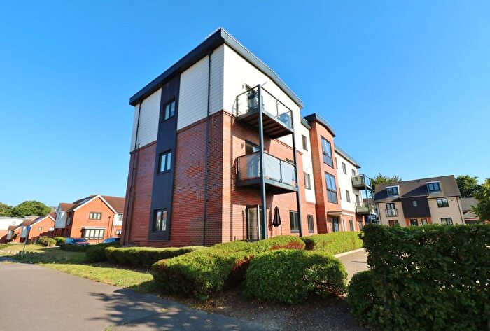 2 Bedroom Flat For Sale In Claypit Copse, Bursledon, SO31