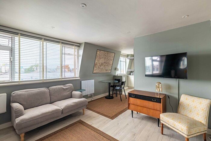 Studio To Rent In Colville Gardens, Notting Hill, W11