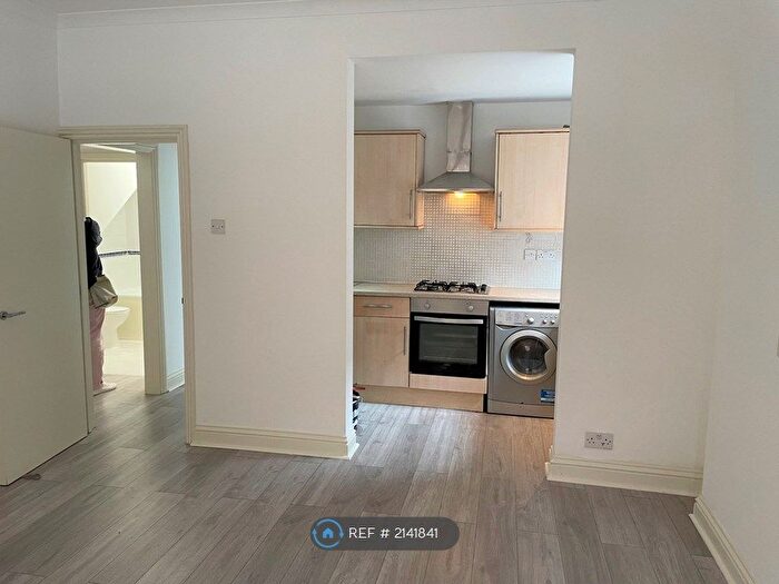 1 Bedroom Flat To Rent In Clifford Avenue, London, SW14