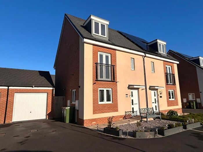4 Bedroom Semi-Detached House For Sale In Whitworth Way, Grove, OX12