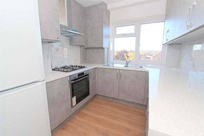 2 Bedroom Apartment For Sale In Lymescote Gardens, Sutton, SM1