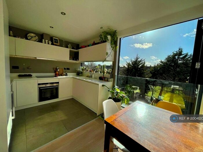 2 Bedroom Flat To Rent In Bromar Road, London, SE5