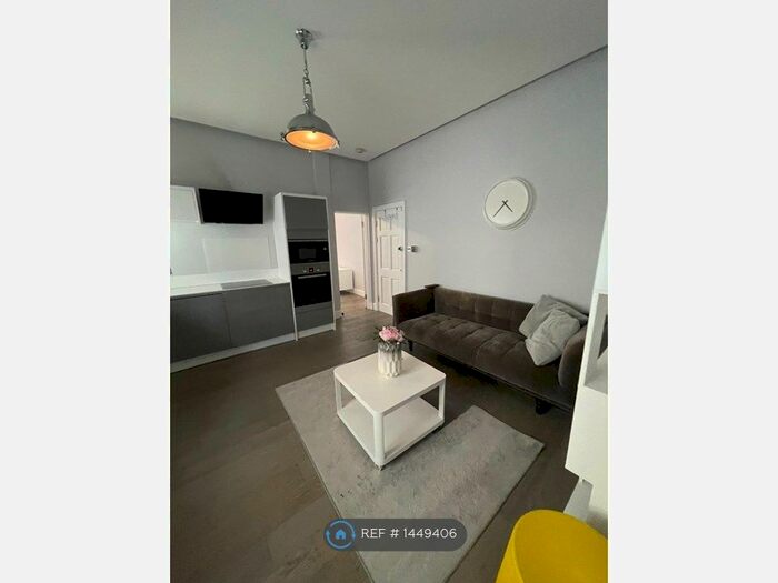 1 Bedroom Flat To Rent In Manor Road, Westcliff-On-Sea, SS0