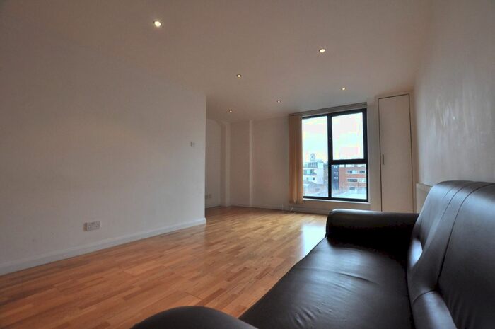 3 Bedroom Flat To Rent In Shoreditch High Street, London, E1
