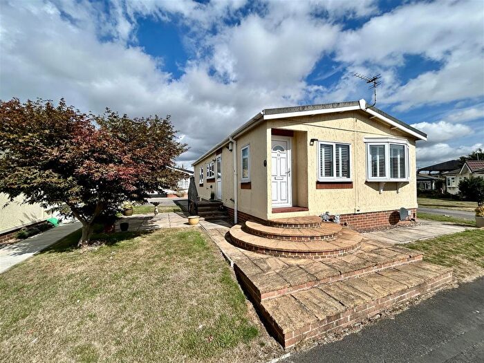 2 Bedroom Mobile/park Home For Sale In Little Preston Park, Hall Road, Little Preston, Leeds, LS26