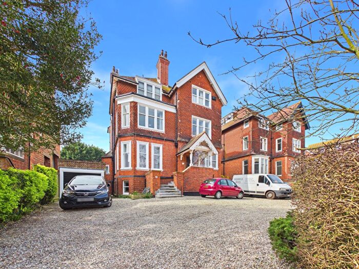 2 Bedroom Flat For Sale In Earls Avenue, Folkestone, Kent, CT20