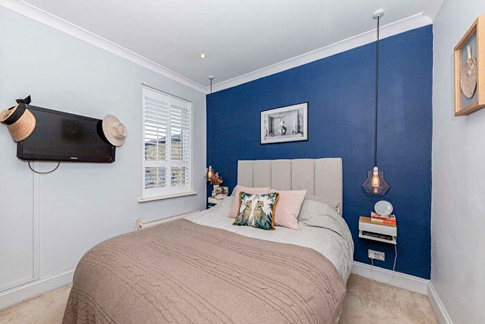 2 Bedroom Flat For Sale In Garratt Lane, London, SW18