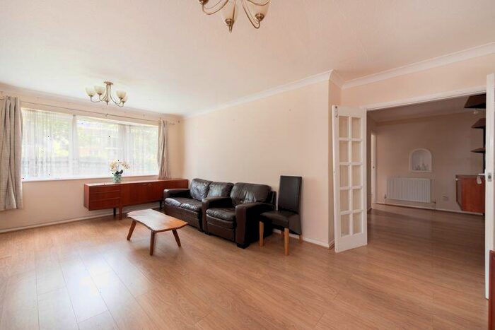 2 Bedroom Flat For Sale In Hunt Court, Chase Side, N14