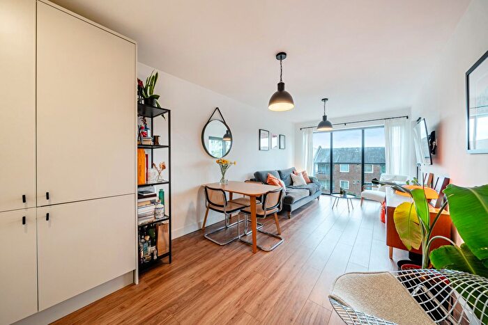2 Bedroom Flat For Sale In Gordon Road, London, SE15
