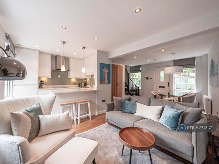 2 Bedroom Flat To Rent In King's Stables Lane, Edinburgh, EH1