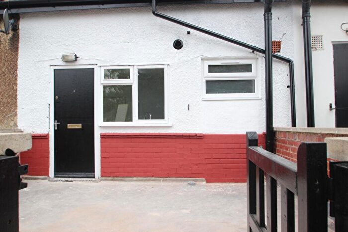 2 Bedroom Flat To Rent In Allerton Place, Leeds, West Yorkshire, LS17