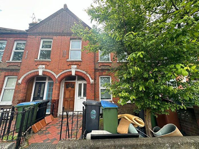 2 Bedroom Flat To Rent In Winns Avenue, E17