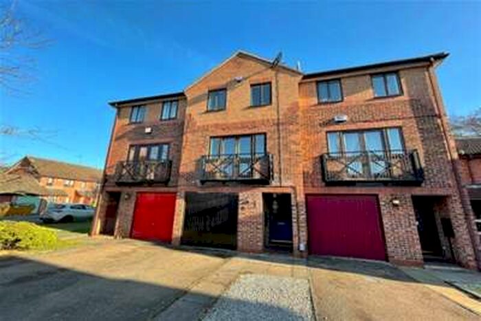 3 Bedroom Town House To Rent In Cricket Close, Coventry, CV5