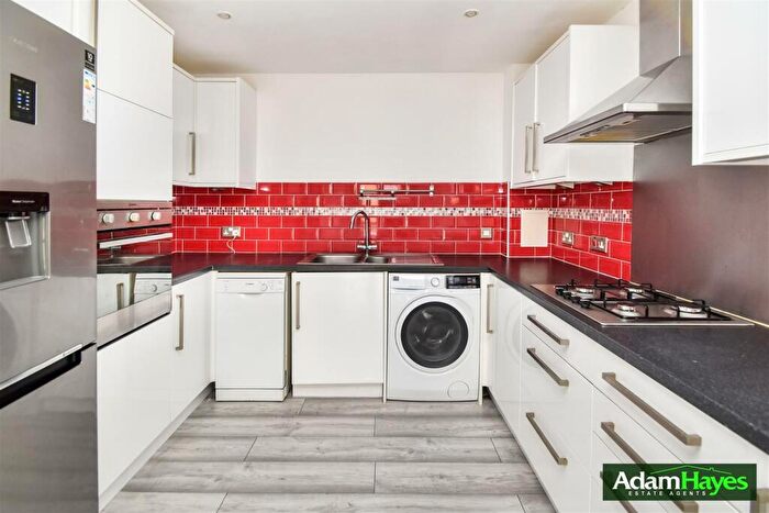 2 Bedroom Apartment To Rent In Holden Road, Woodside Park, N12