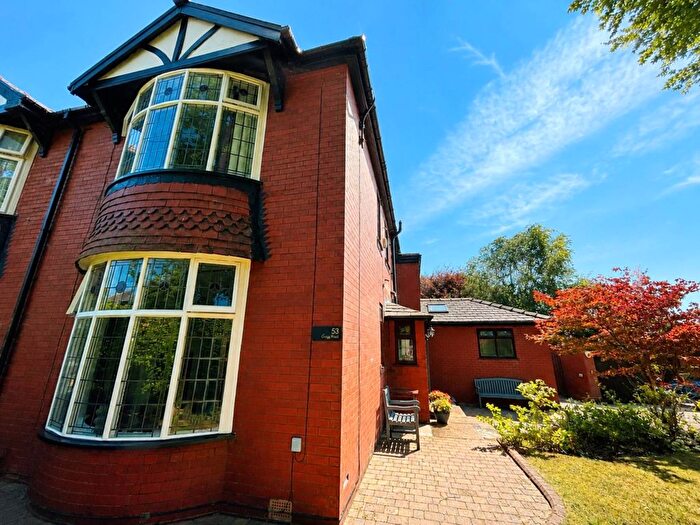 3 Bedroom Semi-Detached House For Sale In Cragg Road, Oldham, OL1