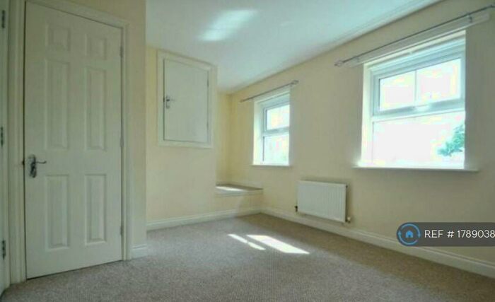 3 Bedroom Terraced House To Rent In Cromwell Close, Bromley, BR2