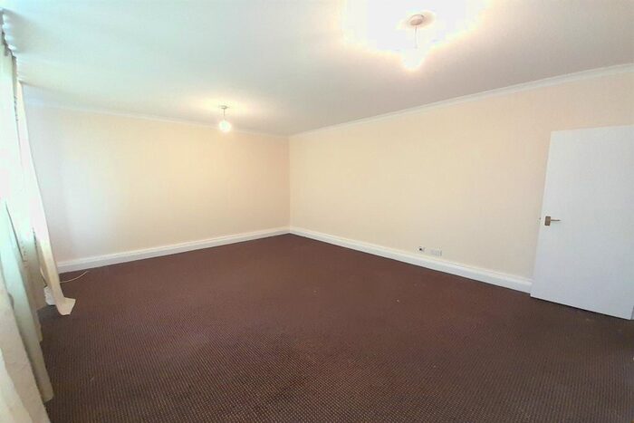 2 Bedroom Flat To Rent In South Street, Romford, RM1