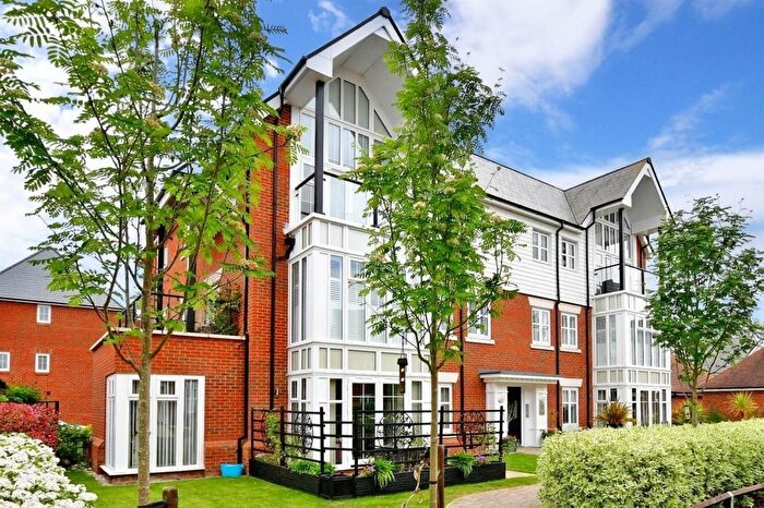 2 Bedroom Flat For Sale In Avion Gardens, Kings Hill, West Malling, Kent, ME19