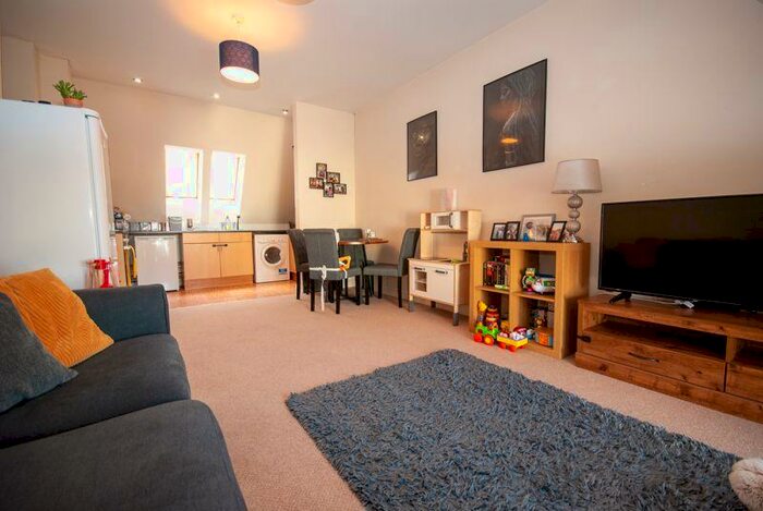 2 Bedroom Flat To Rent In Pall Mall, Leigh-On-Sea, SS9
