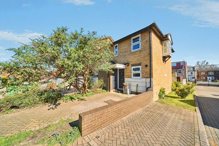 2 Bedroom End Of Terrace House For Sale In Verbena Close, London, London, E16