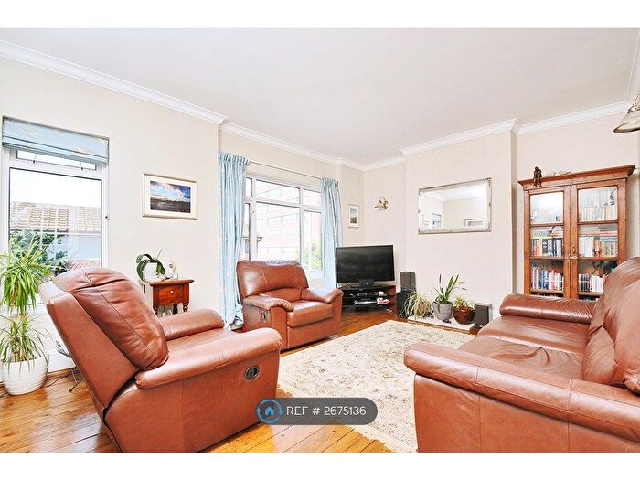 3 Bedroom Flat To Rent In Tooting, London, SW17