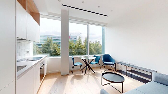 1 Bedroom Flat To Rent In Great West Road, Brentford, TW8