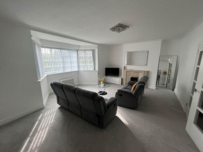 2 Bedroom Flat To Rent In Viceroy Close, Bristol Road, Birmingham, West Midlands, B5