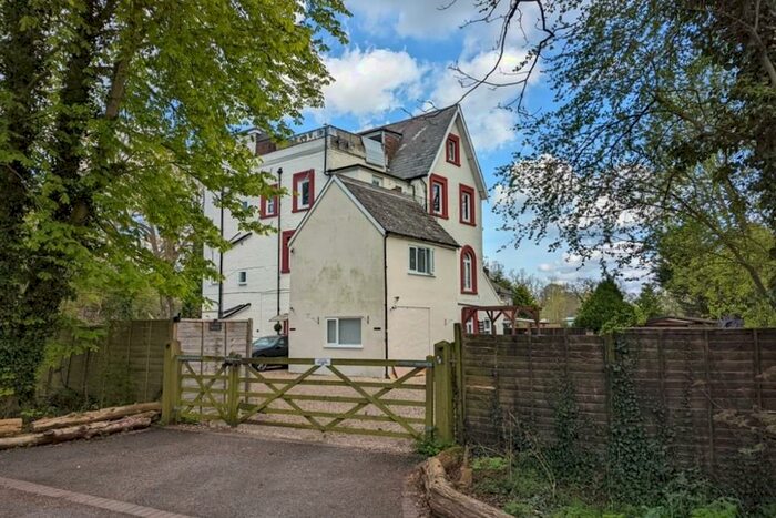 2 Bedroom Ground Maisonette To Rent In Shipley Bridge, Horley, RH6