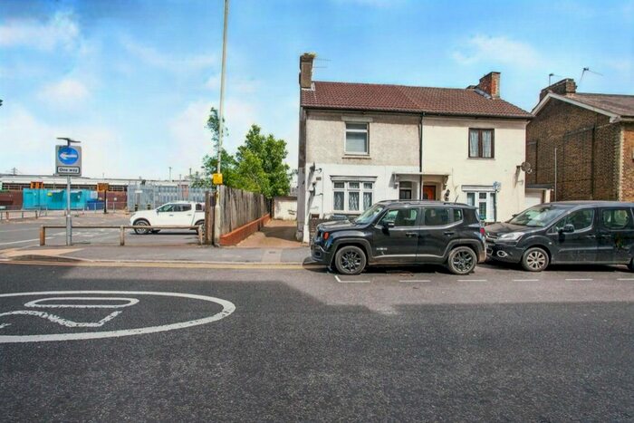 2 Bedroom Flat To Rent In Woodford Road, Watford, WD17