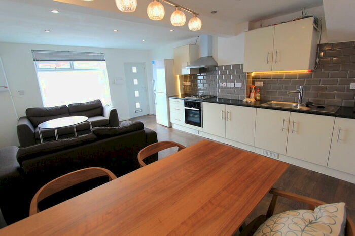 4 Bedroom Terraced House To Rent In City Road, Beeston, NG9