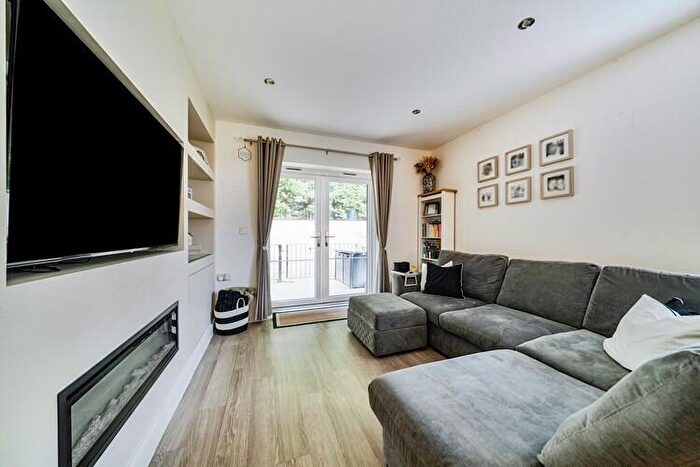 2 Bedroom Flat For Sale In Watermint Place, Bracknell, Berkshire, RG12