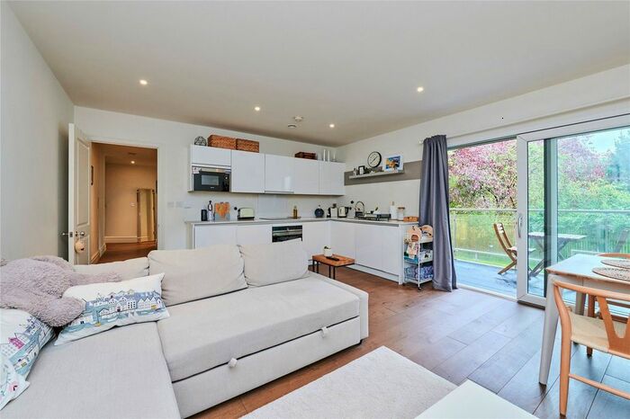 2 Bedroom Flat To Rent In Oakhill Road, East Putney, SW15